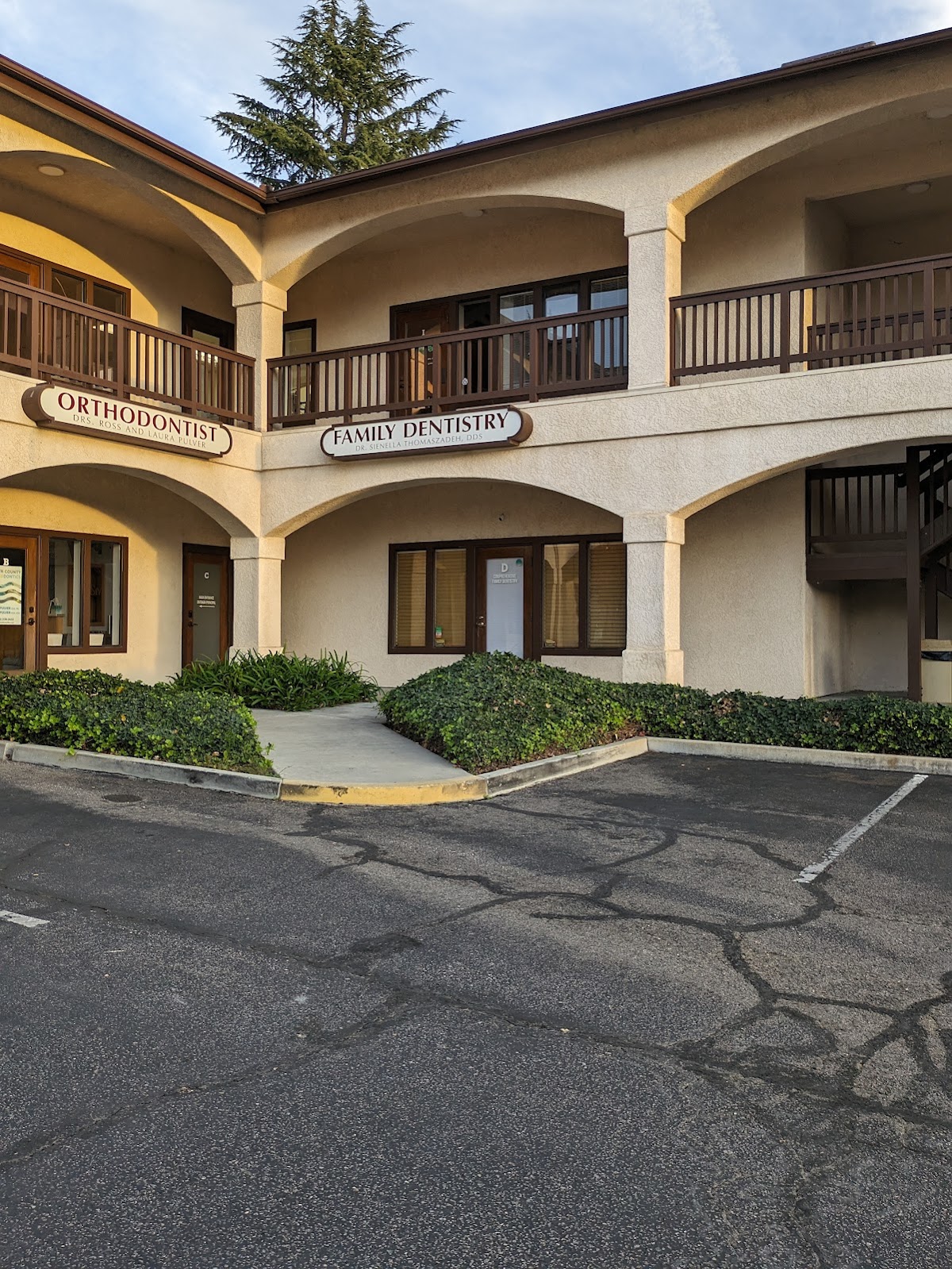 Sienella Thomaszadeh, DDS photo 1