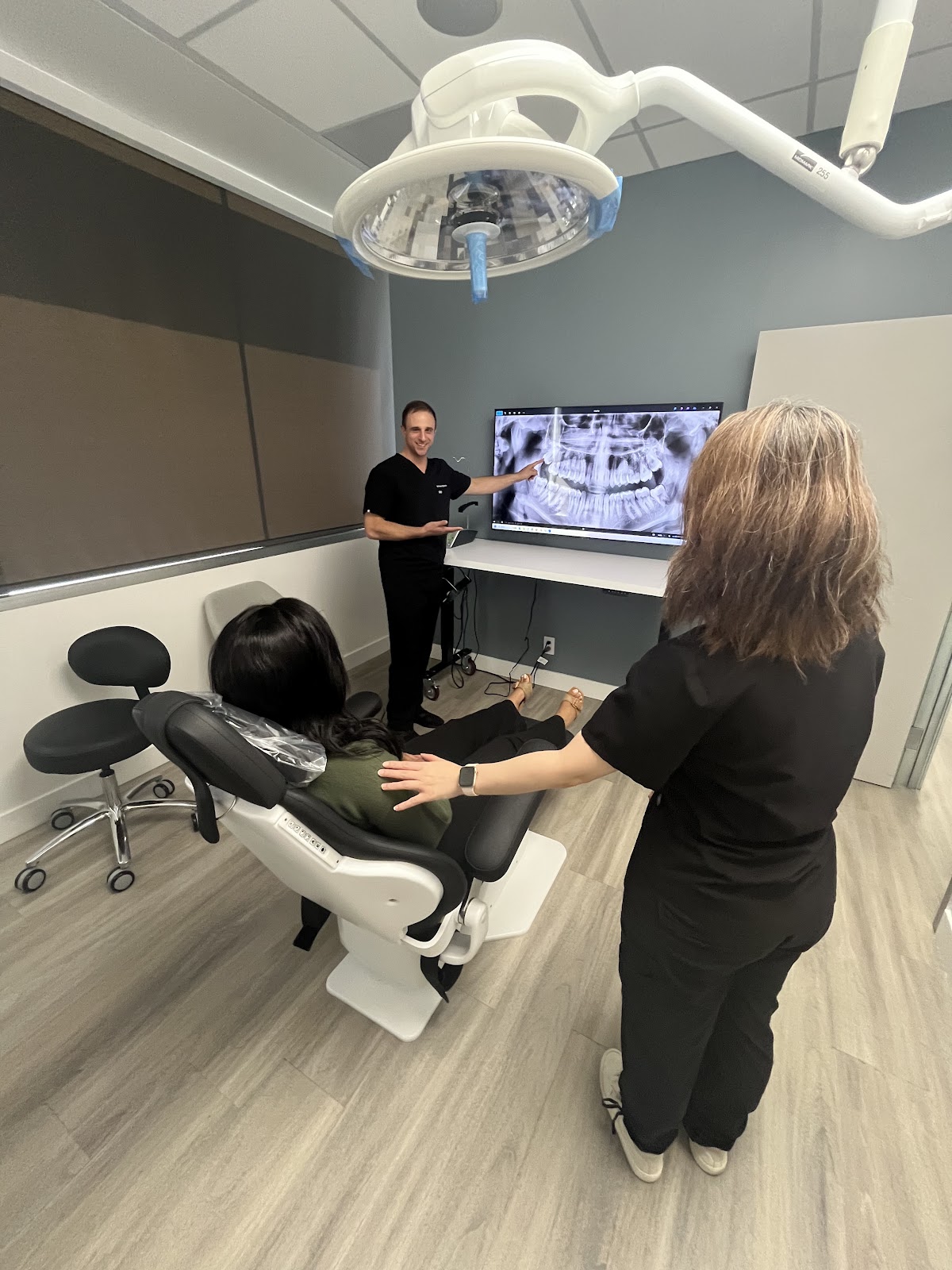 Larchmont Village Oral Surgery—wisdom Teeth Removal, Dental Implants & Maxillofacial Surgeon photo 2