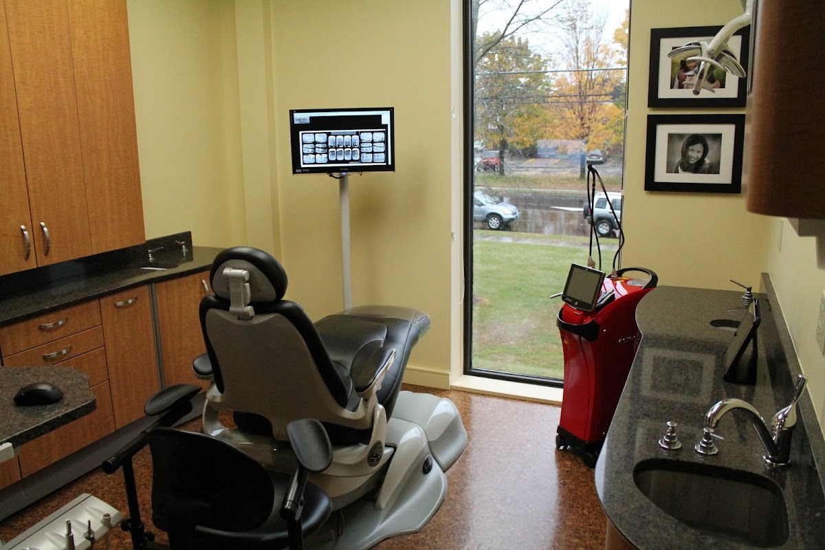 Associates in Periodontics Dr Adisa Ratanasirintrawoot and Dr. William Burns photo 3