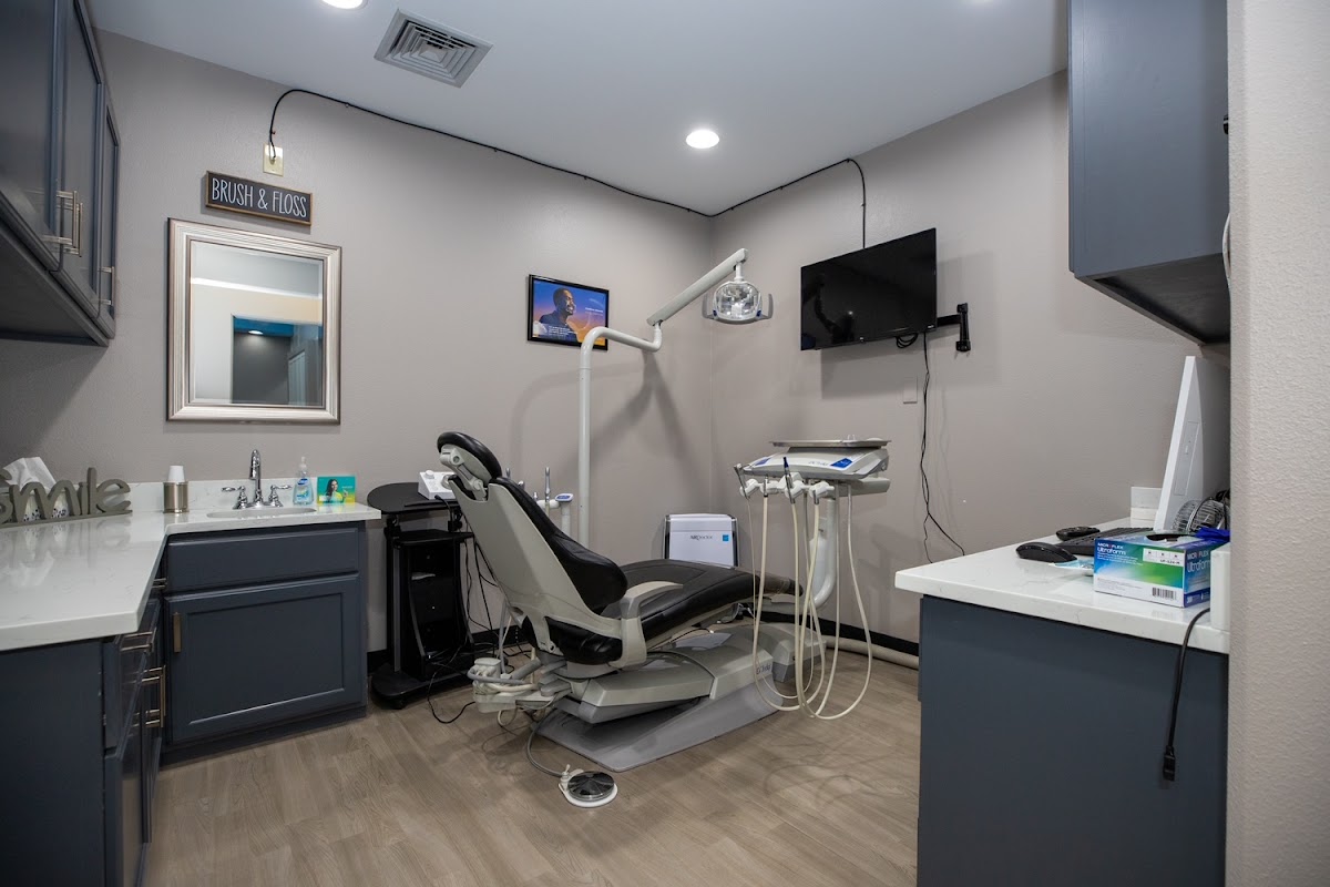 Moark Dental & Implants photo 1