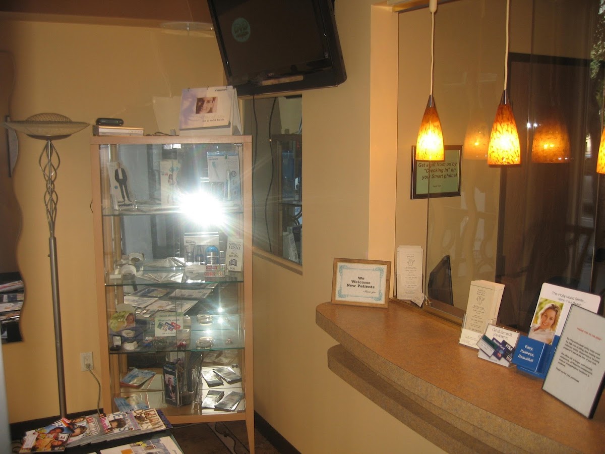 Dr. Sam Lavi Cosmetic and Implant Dentistry photo 4
