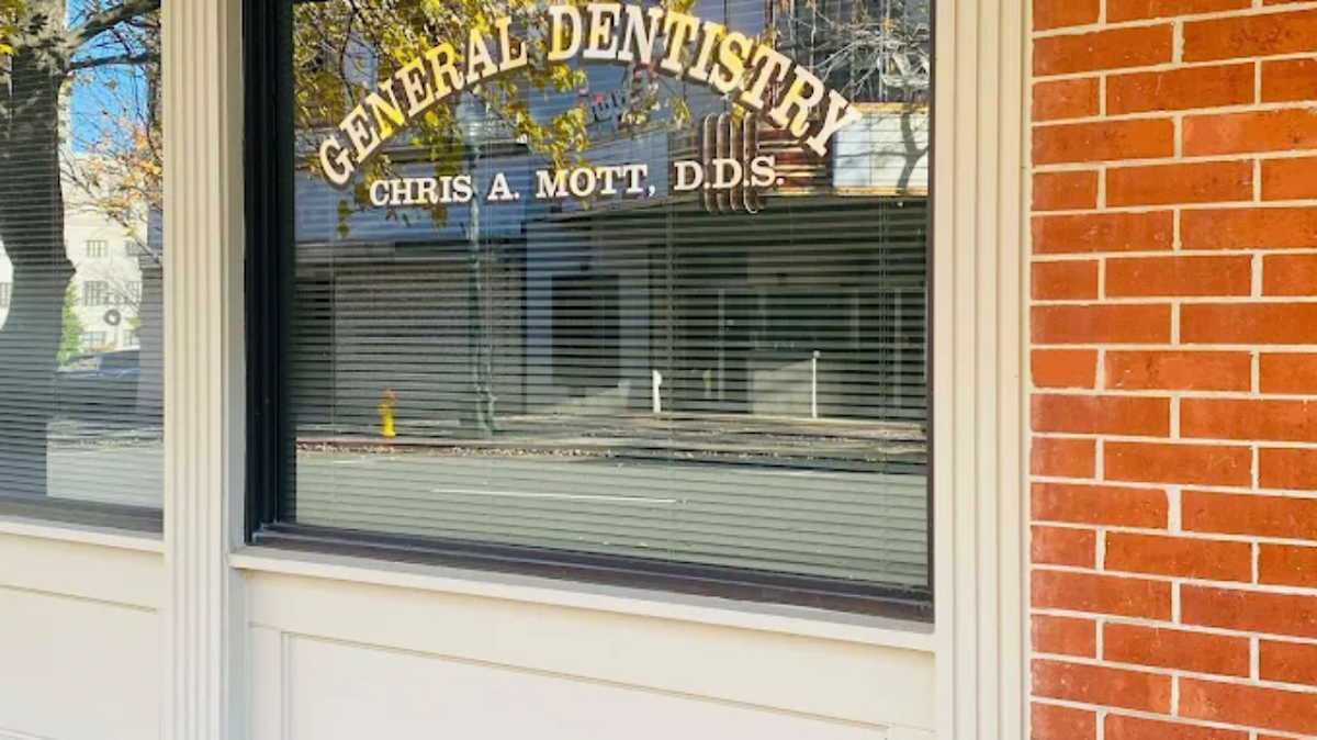 Dr. Chris a Mott DDS photo 1